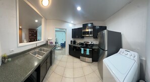 Frigorífico, microondas, horno y placa de cocina