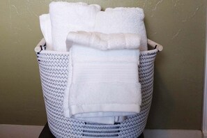 A white woven basket with folded white towels. - 15 minutes from the sea, Fort Myers and Naples (Bonita Springs)
