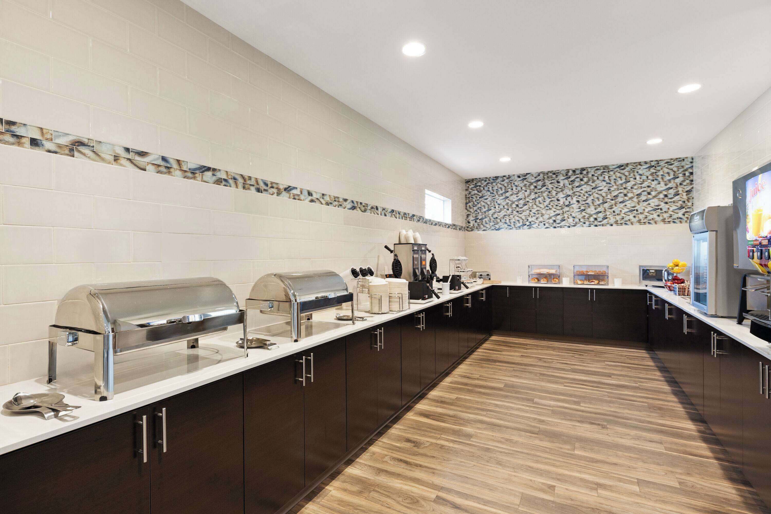 Una cocina moderna con una encimera amplia, electrodomésticos de acero inoxidable y un salpicadero con diseño.