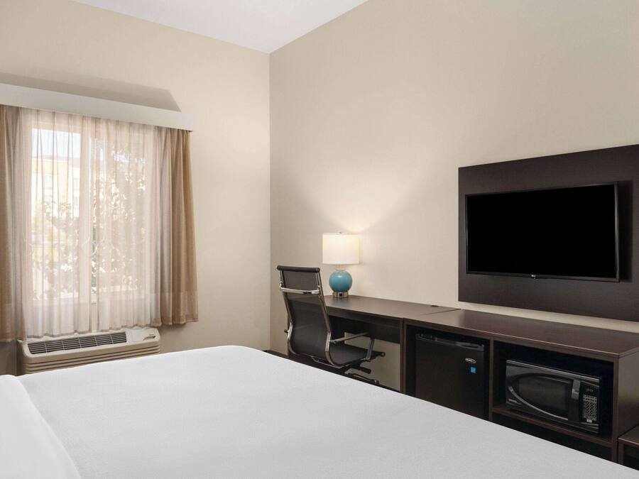 Room, 1 King Bed, Non Smoking (Countryside View) | Blackout curtains, soundproofing, iron/ironing board