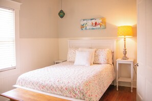 2 bedrooms, iron/ironing board, free WiFi, bed sheets - Cozy little house blocks from the Park & Fair Grounds. (Washington)