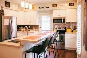Fridge, microwave, oven, stovetop - Cozy little house blocks from the Park & Fair Grounds. (Washington)