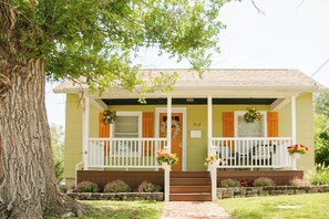 Exterior - Cozy little house blocks from the Park & Fair Grounds. (Washington)