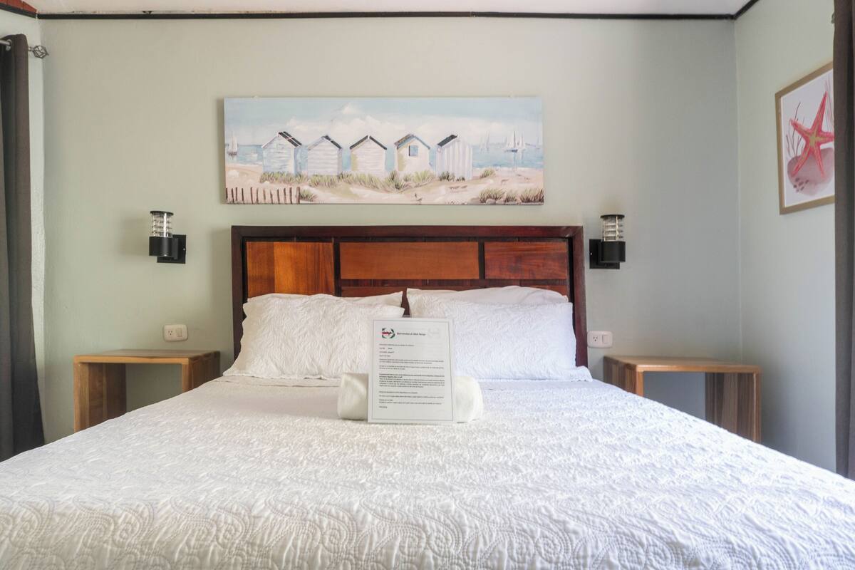Escritorio, wifi gratis y ropa de cama