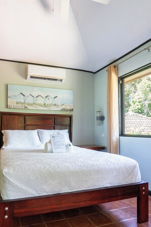 Desk, free WiFi, bed sheets - Bongo (Quepos)