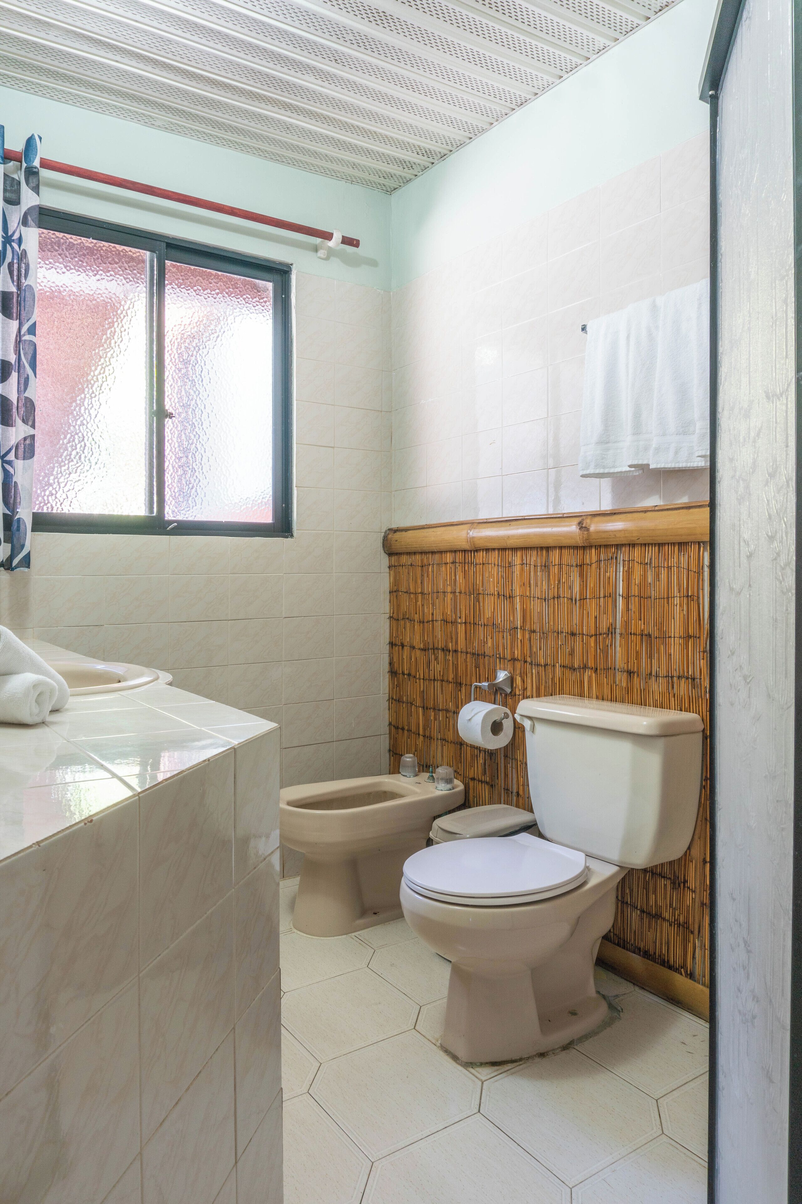 deluxe bungalow, 1 queen bed, non smoking, kitchen | bathroom | bathtub, towels