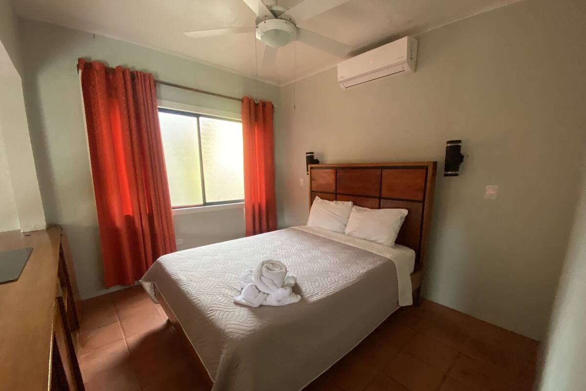 Escritorio, wifi gratis y ropa de cama