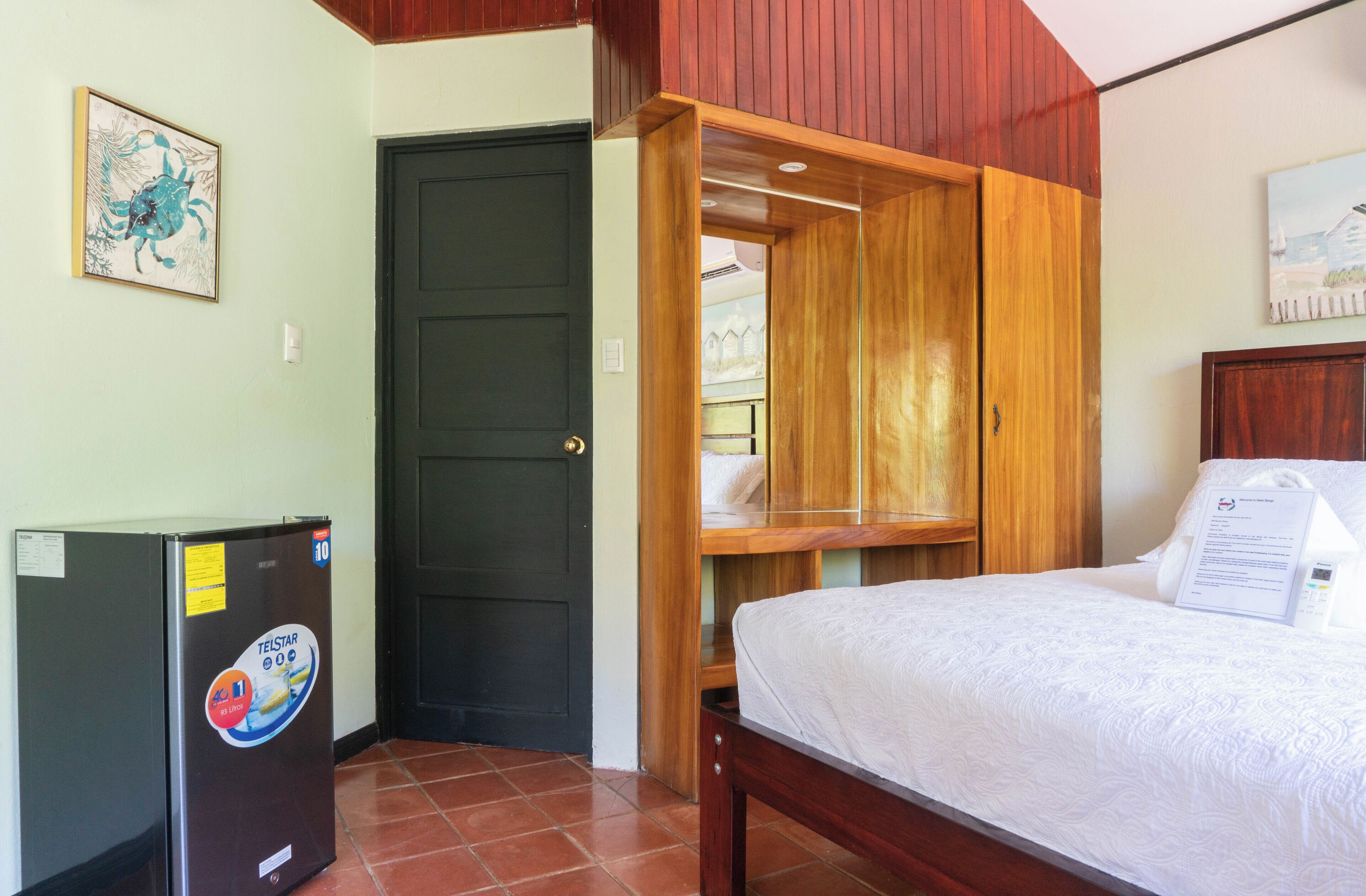 deluxe double room, 1 queen bed, non smoking | desk, free wifi, bed sheets