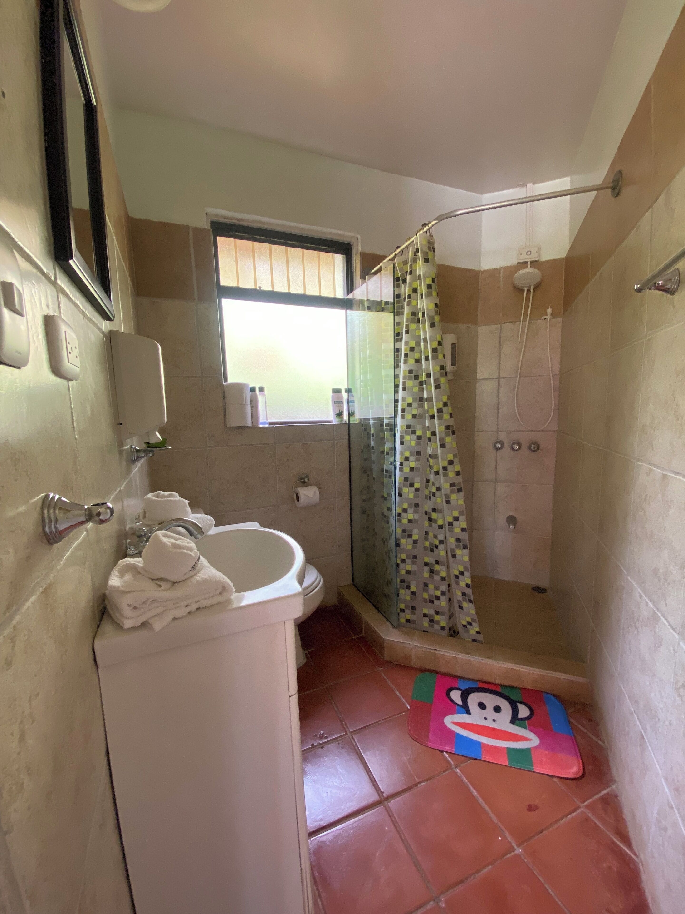 deluxe bungalow, 2 bedrooms, non smoking, 2 bathrooms | bathroom | bathtub, towels