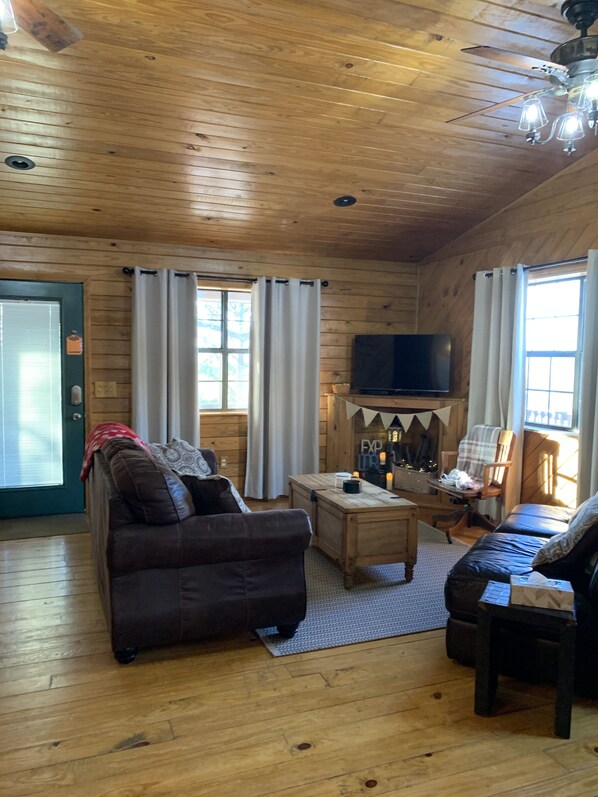 Fernseher, DVD-Player, Bücher, Videothek