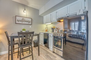 Fridge, microwave, oven, stovetop - Loon Resort Condo: Pool & Hot Tub (Lincoln)