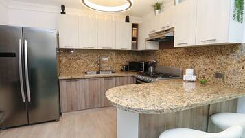 Réfrigérateur, micro-ondes, four, plaque de cuisson