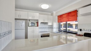 Fridge, oven, stovetop, high chair - 8/1736 David Low Way (Coolum Beach)