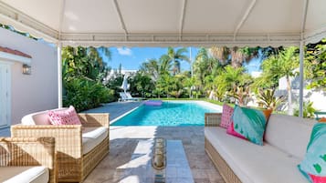 Piscine chauffée, chaises longues