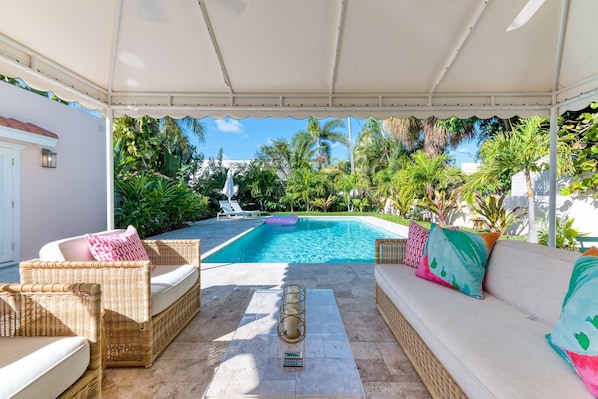 Piscine chauffée, chaises longues