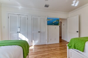 2 bedrooms, desk, iron/ironing board, travel crib