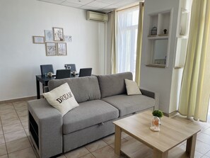 Smart TV - Sea-view apartment next to the legendary Croisette! (cannes)