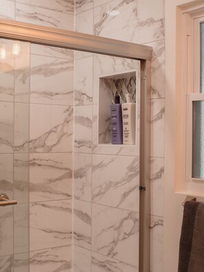 Duschwanne, Haartrockner, Toilettenpapier