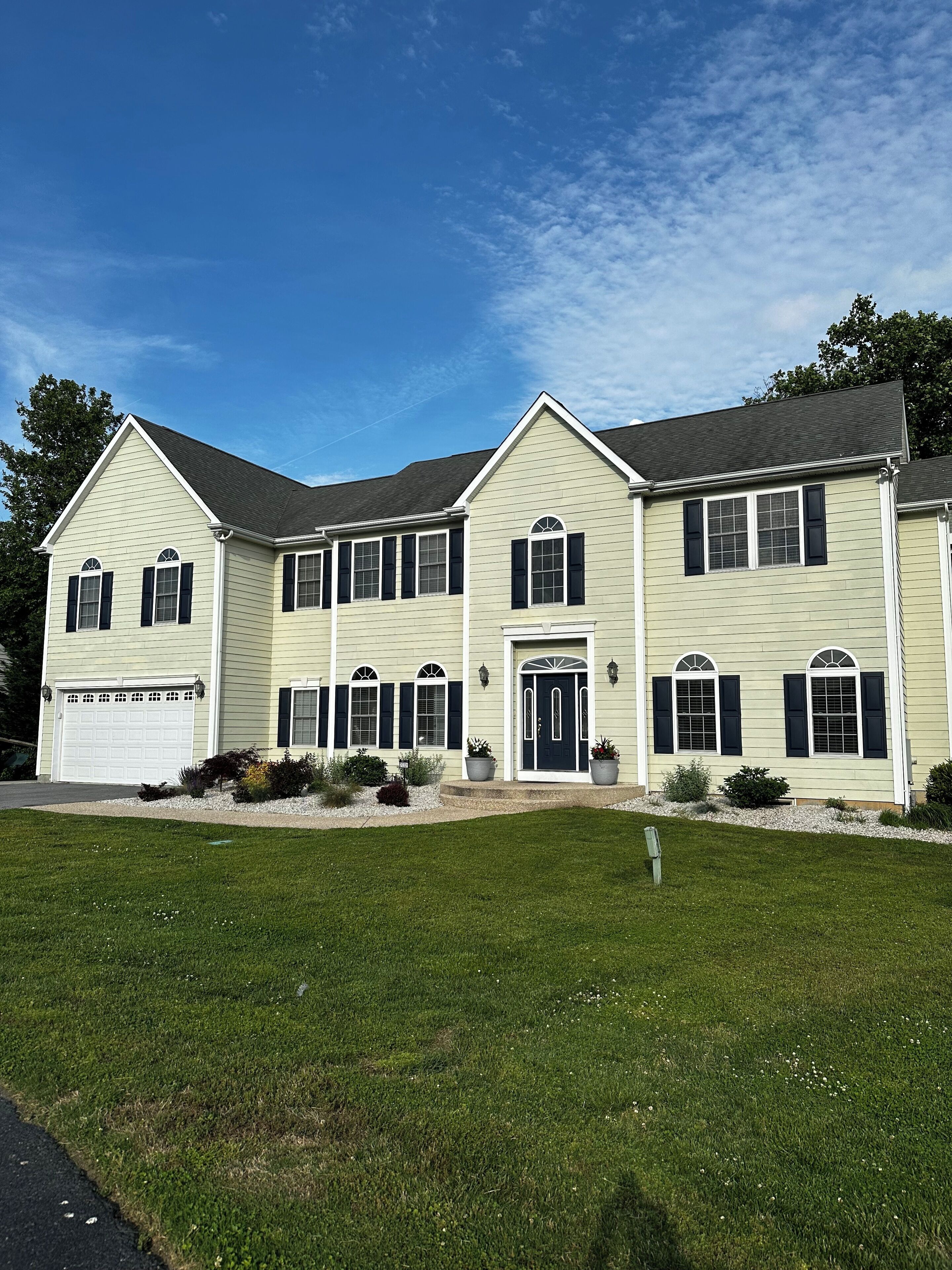 Beautiful 8 bedroom home. 2 miles to beach, with Pool access 