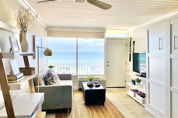 Studio, Meerblick, Strandnähe (Sugar Sands) | Wohnbereich | 52-Zoll-Flachbildfernseher mit Kabelempfang, Fernseher