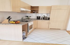 Køleskab, ovn, opvaskemaskine, kaffe-/temaskine