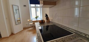 Fridge, oven, dishwasher, coffee/tea maker - The ROSA LUXENBURG Apartment, minimum rental period 3 months (berlin)