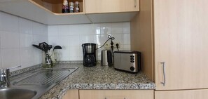 Jääkaappi, uuni, astianpesukone, kahvin-/teenkeitin