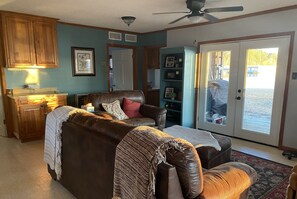 Smart TV - Cozy Lake House with Amazing Views Close to Hooks Marina (Chatham)