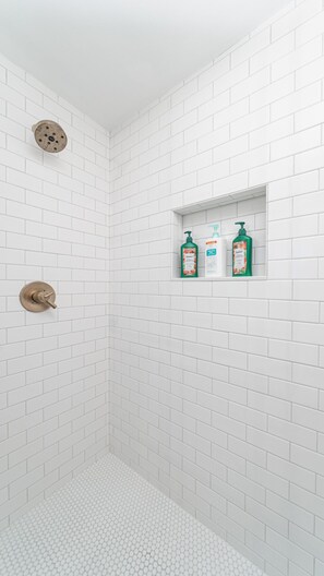 Baignoire, séchoir à cheveux, serviettes fournies, savon