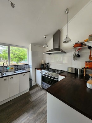 Oven, stovetop - Magnificent Milang, Lakes, sunsets, wineries (Milang)