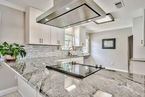 Refrigerador, microondas, horno y parrilla de estufa 