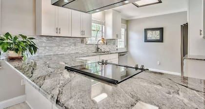 3 bedroom beach house with pool! 4min from beach!