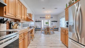 Køleskab, mikrobølgeovn, ovn, kogeplade