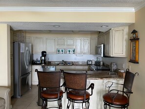 Kylskåp, mikrovågsugn, ugn och spishäll