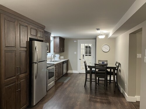 Hill Side Suites - Beautiful bright Apt 10 mins from airport!