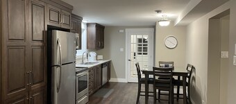 Hill Side Suites - Beautiful bright Apt 10 mins from airport!