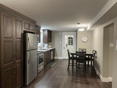 Hill Side Suites - Beautiful bright Apt 10 mins from airport!