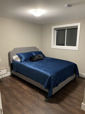 2 habitaciones, escritorio y tabla de planchar con plancha