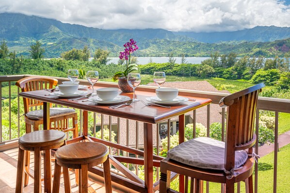 Outdoor dining - (4323) 1 Br Hanalei Bay Resort, Ocean view and Plenty of Amenities (Princeville)
