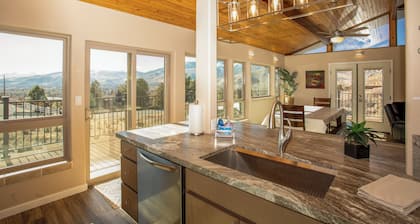 The Stone House with Beautiful Sierra Views - 30 Minutes to Tahoe