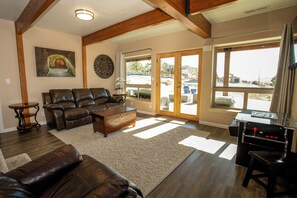 Smart TV, fireplace, video games, DVD player