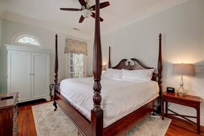 1 bedroom, desk, iron/ironing board, WiFi - City Club Suite - #52 Eugene O'Neill (Wilmington)