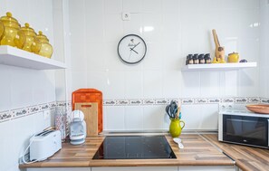 Réfrigérateur, micro-ondes, four, cafetière/bouilloire