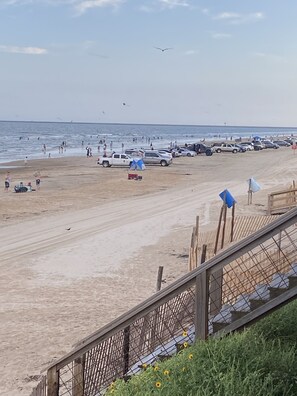 Una playa cerca, sillas reclinables de playa