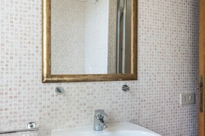 Een douche, een bidet, handdoeken