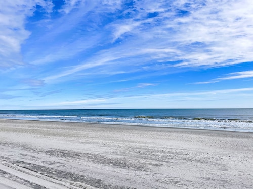 YOUR HAPPY PLACE - 2BR/2BA Ocean view condo, amenities galore. Airy & spacious!