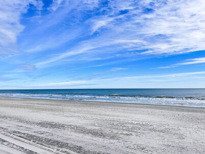 YOUR HAPPY PLACE - 2BR/2BA Ocean view condo, amenities galore. Airy & spacious!