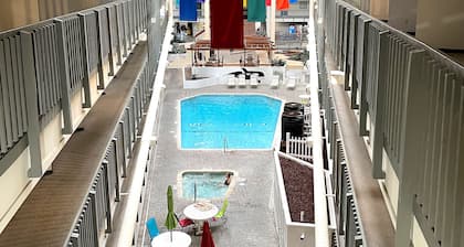 YOUR HAPPY PLACE - 2BR/2BA Ocean view condo, amenities galore. Airy & spacious!