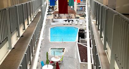 YOUR HAPPY PLACE - 2BR/2BA Ocean view condo, amenities galore. Airy & spacious!