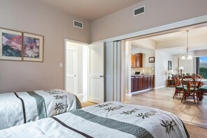 2 Schlafzimmer, Schreibtisch, Bügeleisen/Bügelbrett, Reisekinderbett